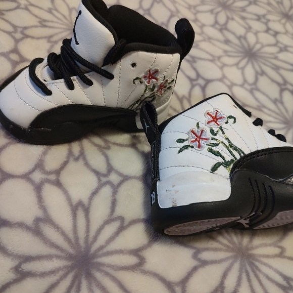 Black/white jordans - Picture 5 of 10